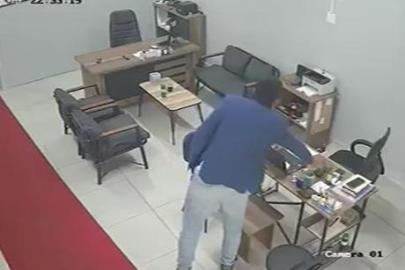 Tamirhaneye girdi, gözü masadaki telefona takıldı! Hırsızlık anı kamerada