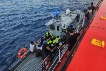 Türk bayraklı gemi 48 düzensiz göçmeni kurtardı