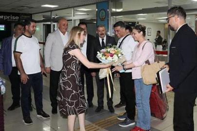 Van-Tahran arasında ilk uçuş gerçekleşti: İranlı turistler çiçeklerle karşılandı