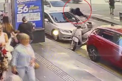 70 yaşındaki kadın ve 6 yaşındaki torununa çarptı! Kaza kamerada