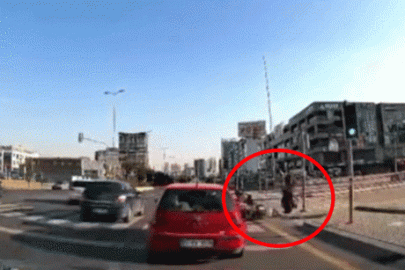 Ankara’da motosikletli kurye yayaya çarptı! Kaza anı kamerada