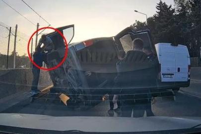 Bursa’da korkutan kaza kamerada! Kamyonet çarptı, hafif ticari araç otomobilin üzerine devrildi