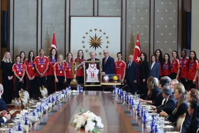 Cumhurbaşkanı Erdoğan, şampiyon voleybolcuları kabul etti
