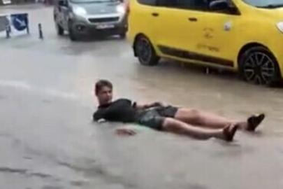 Fethiye’de sağanak sonrası şaşkına çeviren görüntü! Turistler sel sularında şişme yataklarla yüzdü