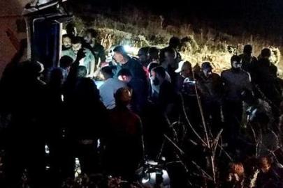 Kars'ta kaza! Saman balyası yüklü kamyonet devrildi