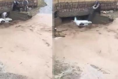 Sel sularına kapıldılar! Köylüler otomobilden böyle kurtardı