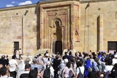 Sivas'ta 'namaz kılan silüet'e ziyaretçi akını! Her gün aynı saatte ortaya çıkıyor