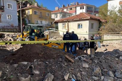 15 yıllık kayıp dosyasında korkunç şüphe! Yanan evinin altında kemikler ve balta bulundu