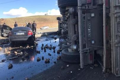 Ağrı'da feci kaza! Pancar yüklü TIR'ın altında kalan otomobilde 4 kişi hayatını kaybetti