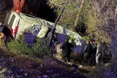 Antalya'da dağcıları taşıyan minibüs şarampole devrildi: 15 yaralı