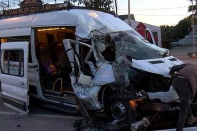 Arnavutköy'de servis minibüsü kamyona çarptı! Yaralılar var