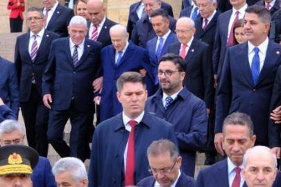 Bahçeli ve Dervişoğlu, Anıtkabir merdivenlerinden kol kola indi
