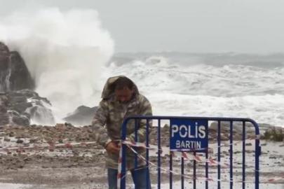 Bartın’da fırtına ve sağanak alarmı! Dalgalar 14 metreye ulaştı, 15 saatte 27 ihbar geldi