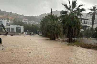 Bodrum'da sağanak: Yollar göle döndü, iş yerlerini su bastı