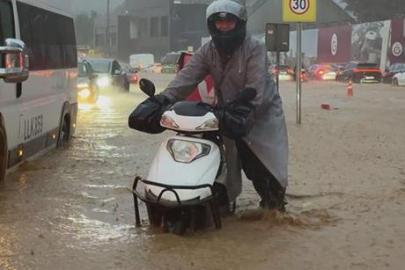 Deniz karayla birleşti… Yollar göle döndü! İstanbul’u sağanak yağış vurdu: İşte çarpıcı görüntüler