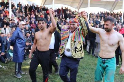Erzurum'da Cumhuriyet ile yaşıt gelenek! Uzundere'de başpehlivanlık mücadelesi nefes kesti
