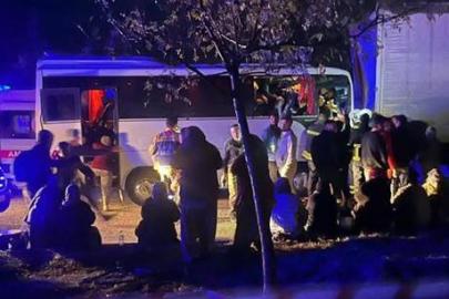 Isparta'da feci kaza! Tarım işçilerini taşıyan midibüs ile TIR çarpıştı: 17 yaralı