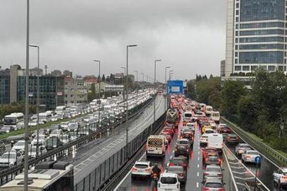 İstanbul trafiğinde son durum: Yağışın da etkisiyle trafik yoğunluğu yüzde 89'a ulaştı