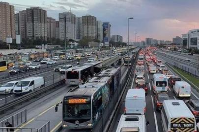 İstanbul'da harita kırmızıya döndü! Trafik yoğunluğu yüzde 83'e ulaştı