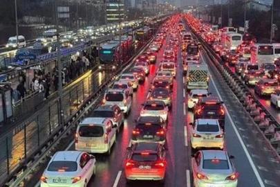 İstanbul'da iki yakada ulaşım çilesi! Trafik yoğunluğu yüzde 80'e ulaştı