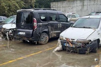 İstanbul'da selde sürüklenip otoparka çekilen araçlar görüntülendi