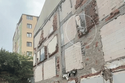 İstanbul'da sıradışı görüntü! Binayı yıktı, klozete dokunmadı