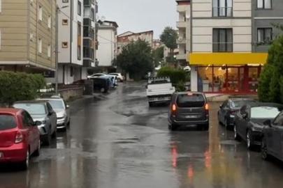 İstanbul'un birçok ilçesinde şiddetli yağış etkili oluyor: Metro girişine su barikatı çekildi
