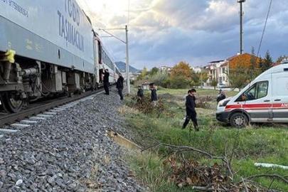 Kütahya'da feci kaza: Raylardan geçmeye çalışan yayaya tren çarptı