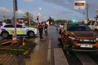 Manavgat’ta aynı kavşakta ikinci facia! Kırmızı ışıkta bekleyen araçlara kamyon çarptı