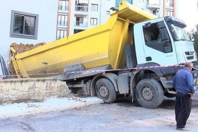 Pendik'te freni boşalan hafriyat kamyonu iş yerine girdi: 1 yaralı