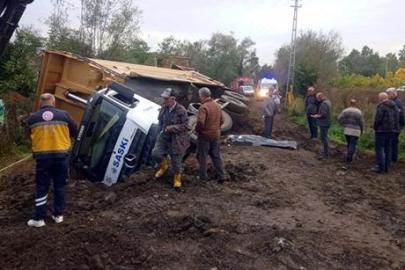 Samsun'da kum yüklü kamyon devrildi! Sürücü Erdoğan Selçi hayatını kaybetti