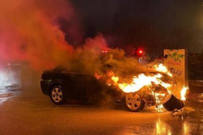 Şaşkına çeviren rahatlık! Alkollü sürücü, yanan arabasını sigara içerek izledi