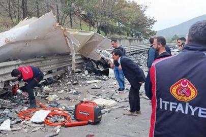 Sinop'ta feci kaza! Binlerce balık yola saçıldı: Sürücü kurtarılamadı