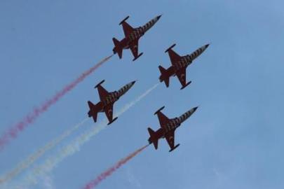 Türk Yıldızları Kayseri semalarında! Binlerce kişi nefesini tutarak izledi